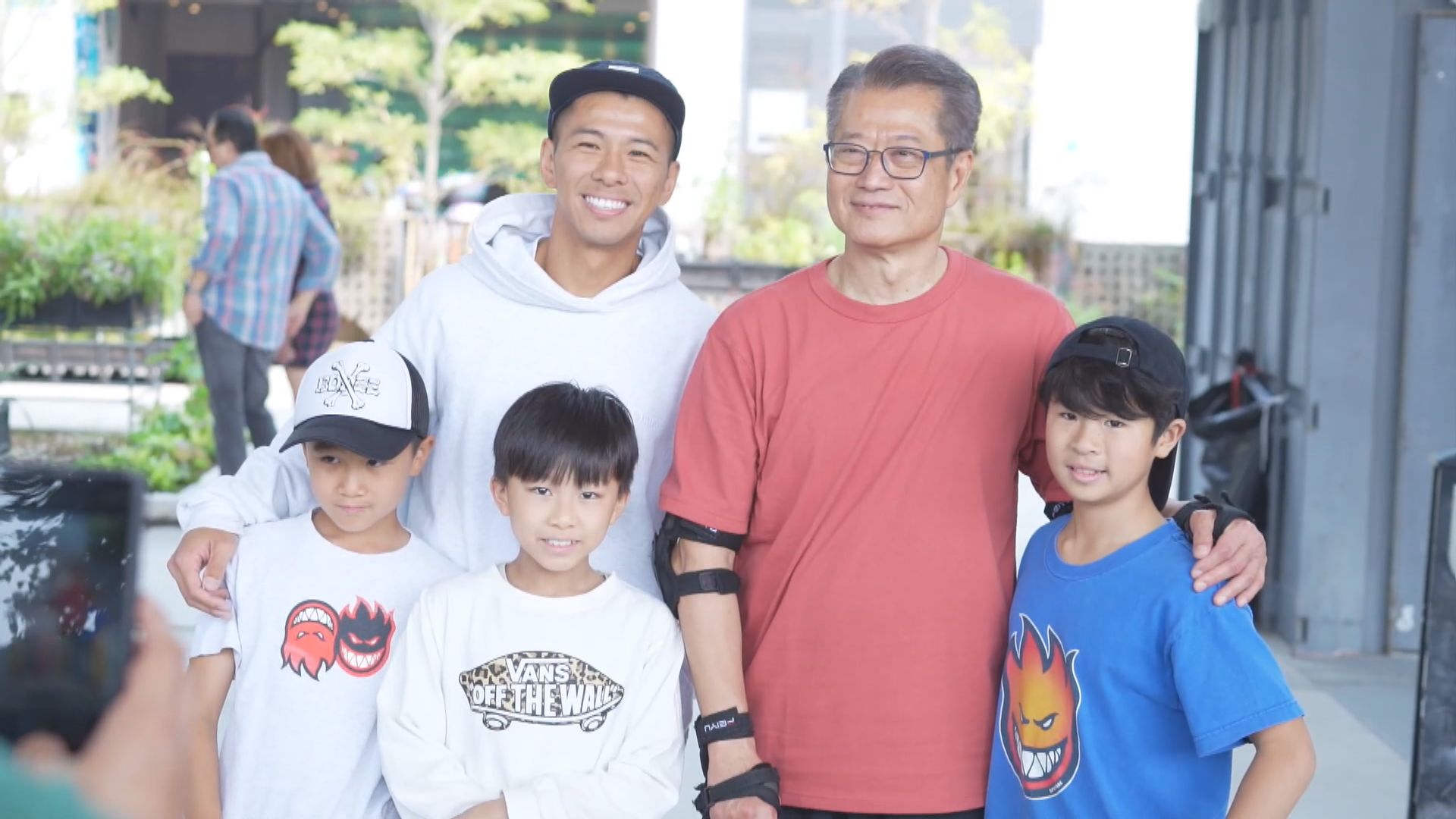 陳茂波學踩滑板　會研究為「城巿運動」提供更多場地