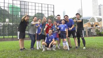 陳茂波趁父親節到球場與多對父子踢足球