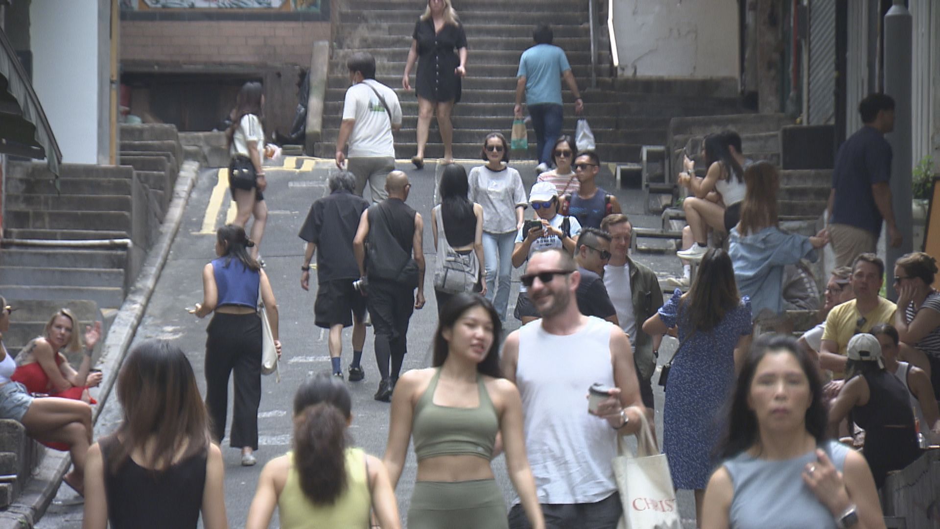 首五個月約2000萬人次旅客訪港　陳茂波：有信心全年旅客人數會持續上升