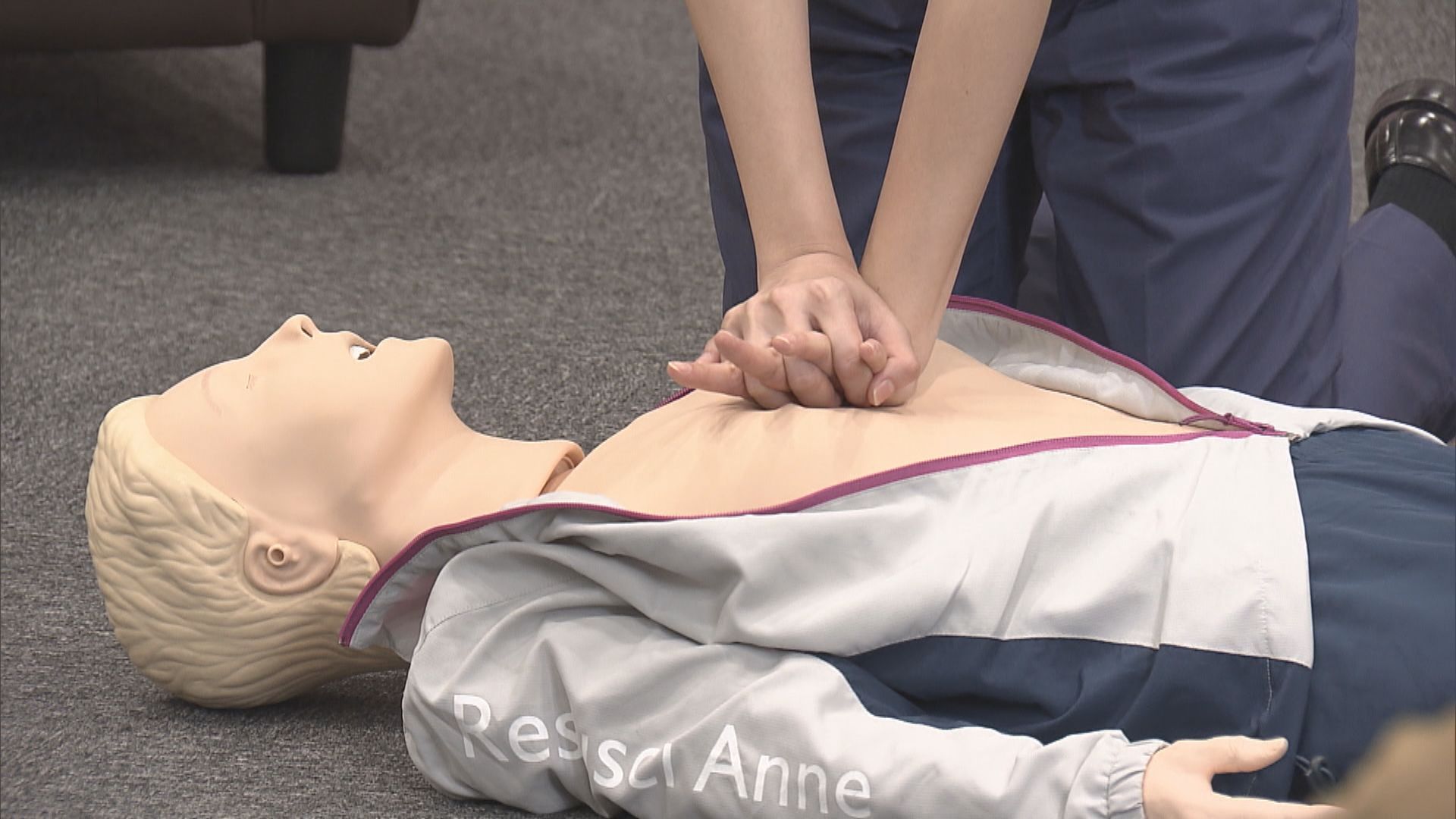 消防處「調派後指引」助婦人進行心外壓救回丈夫生命