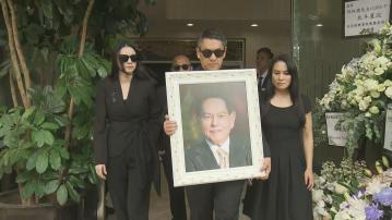 前全國政協常委何柱國出殯　兒子何正德持父遺照步出靈堂