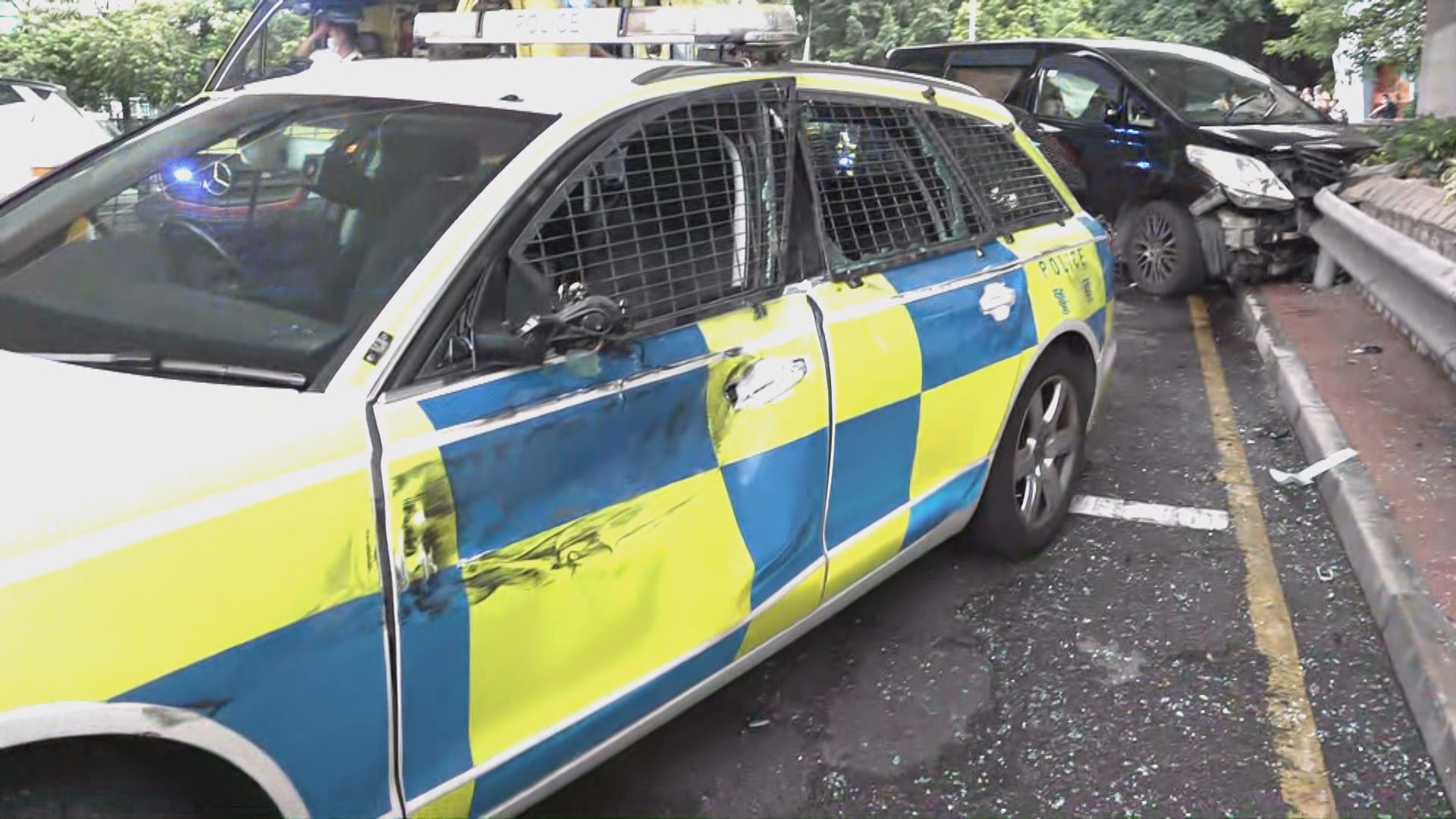 深水埗七人車瘋狂駕駛與警車相撞