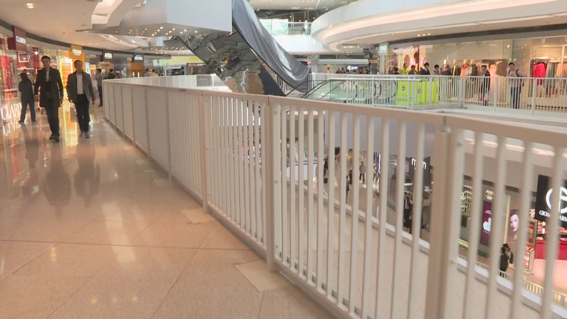 又一城商場重開　玻璃圍欄以白色欄杆取代