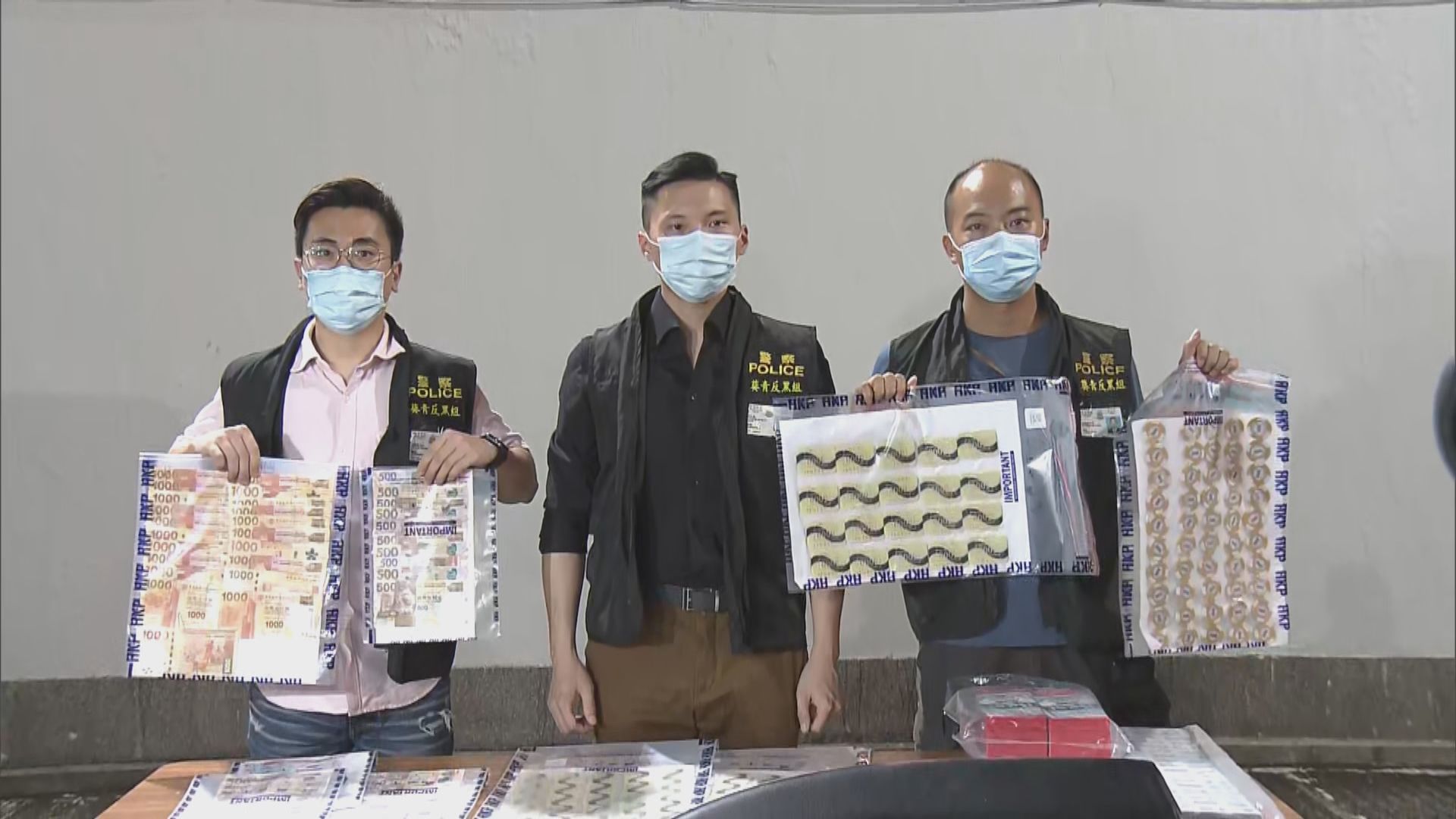 警方破葵涌兩個非法賭檔拘16人