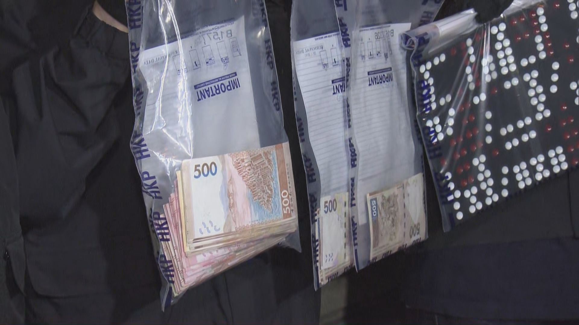 警長沙灣及旺角破兩賭檔　拘64男女