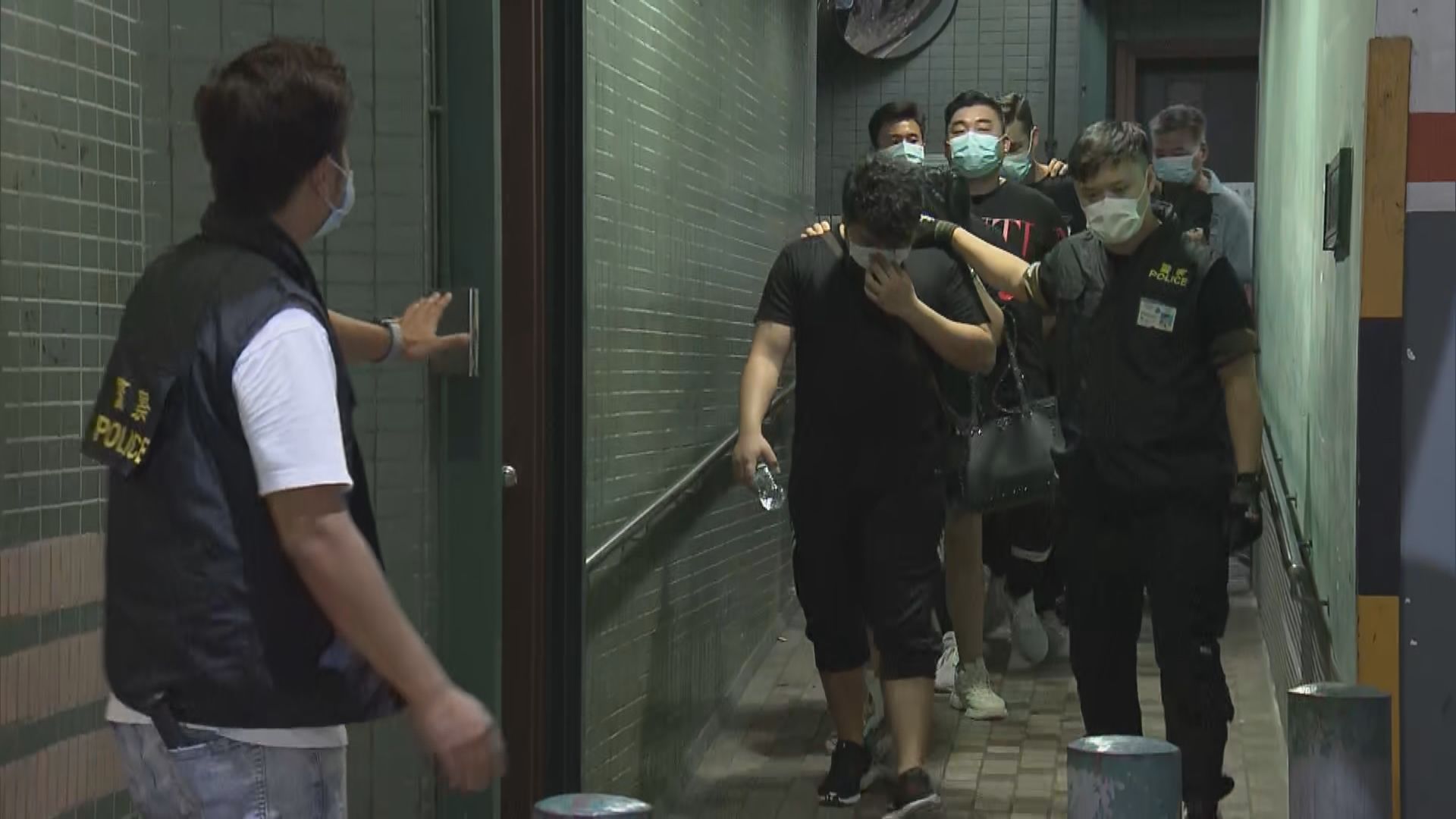 警長沙灣工廈破百家樂賭檔拘八十二男女