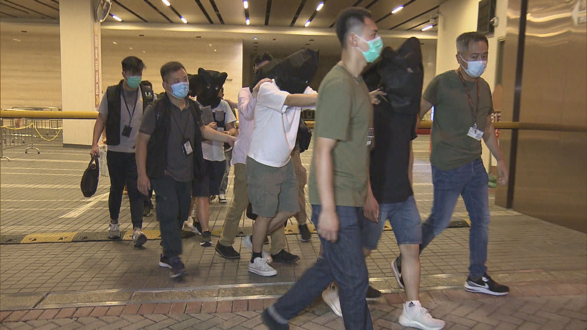 警方紅磡破撲克賭檔拘十一男女