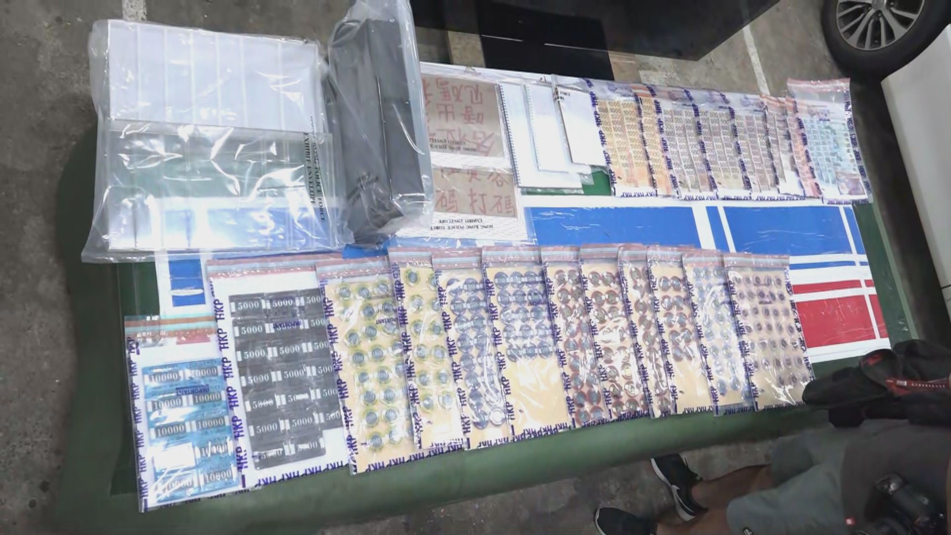 警方觀塘工廈搗破非法賭檔拘十七人