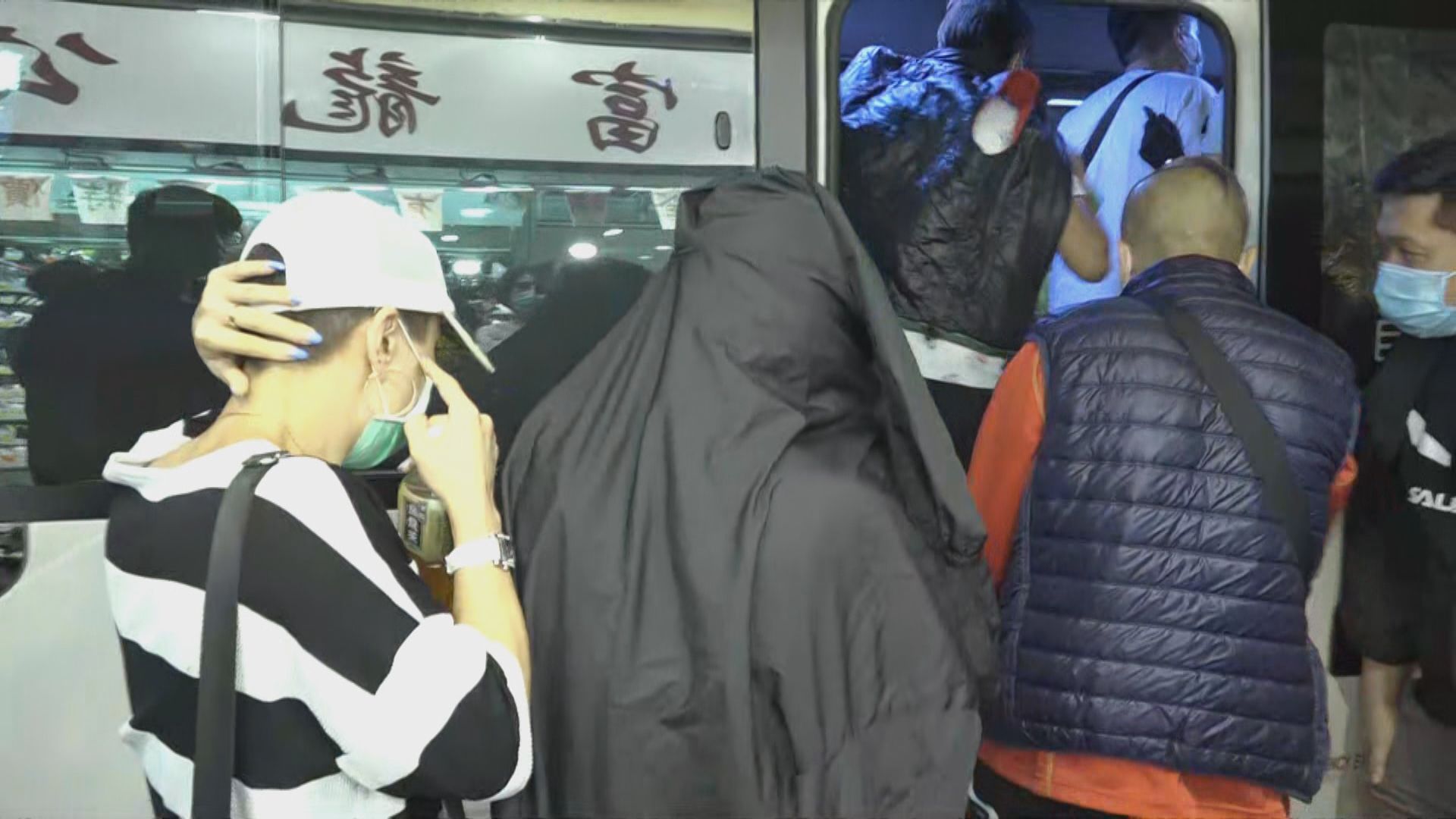 警方荃灣搗破麻雀賭檔拘六十四人