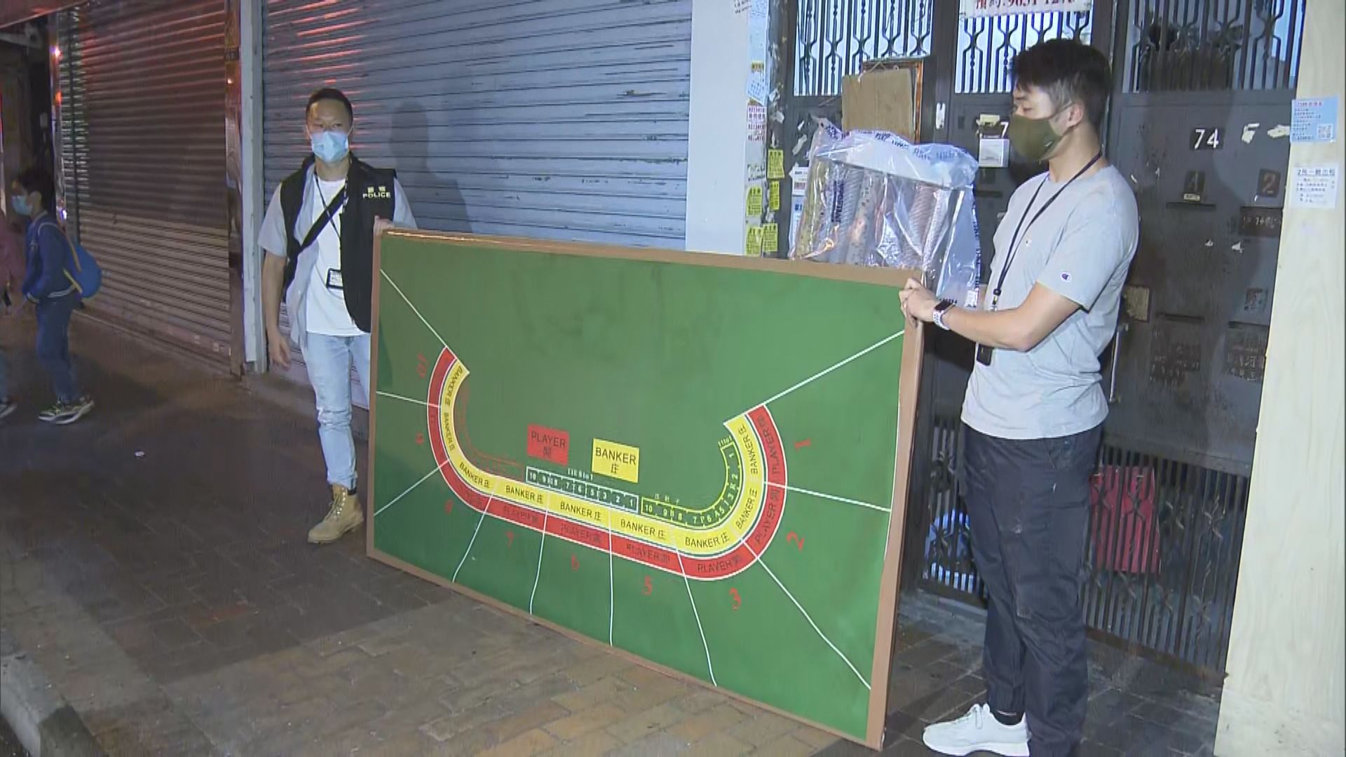 警方破荃灣非法賭檔拘34人