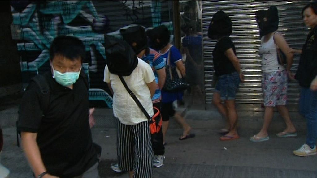 警方深水埗破賭檔拘17男5女