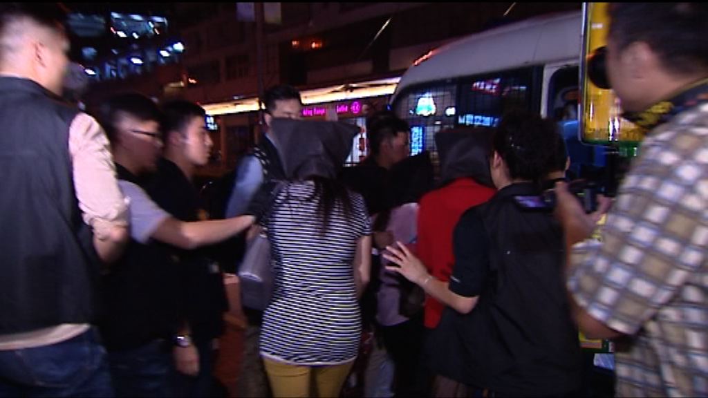 警方荃灣破賭檔拘3男9女