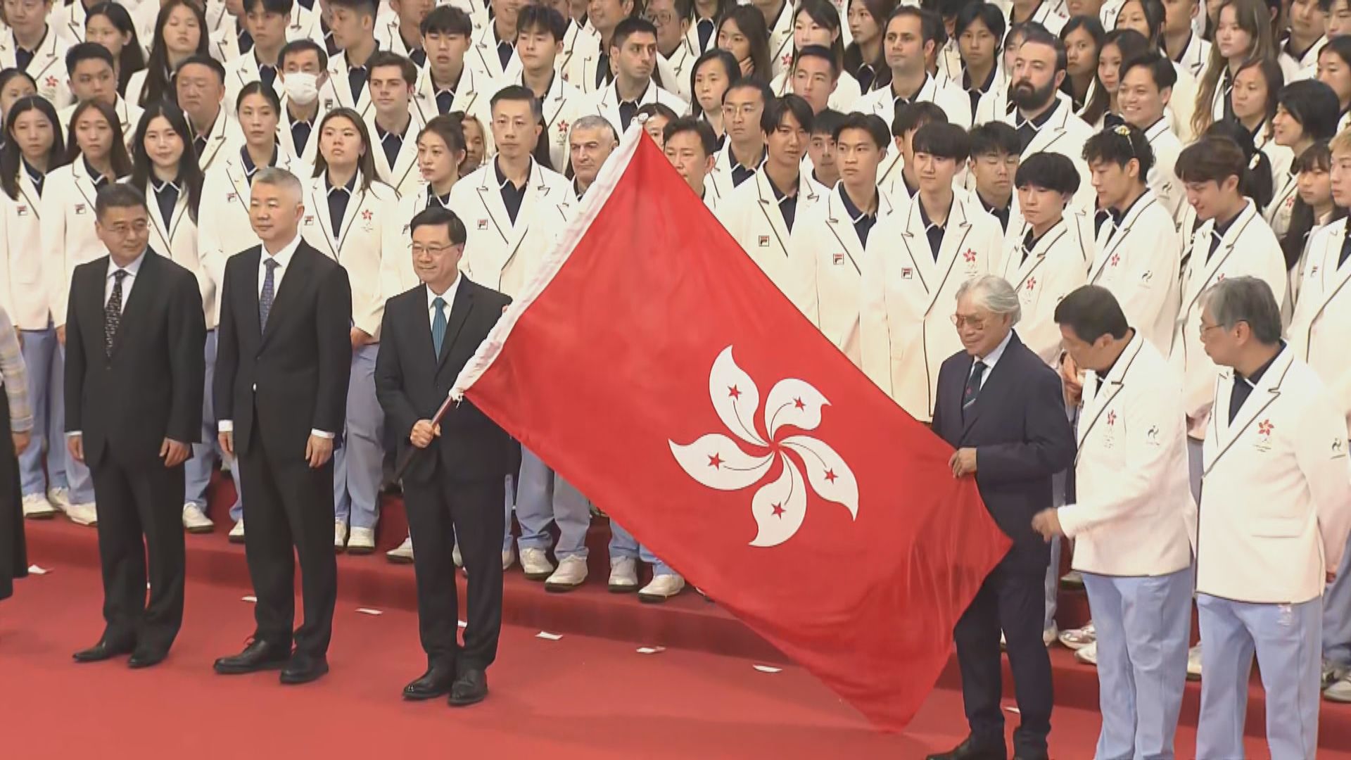 港隊派580人出戰亞運會　李家超將區旗授予代表團