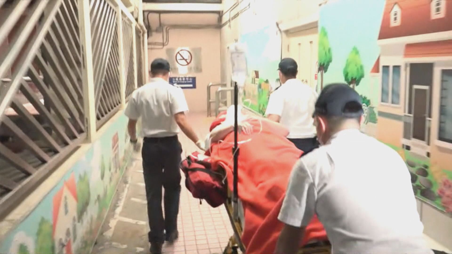 界限街大廈鐵閘倒塌壓傷保安