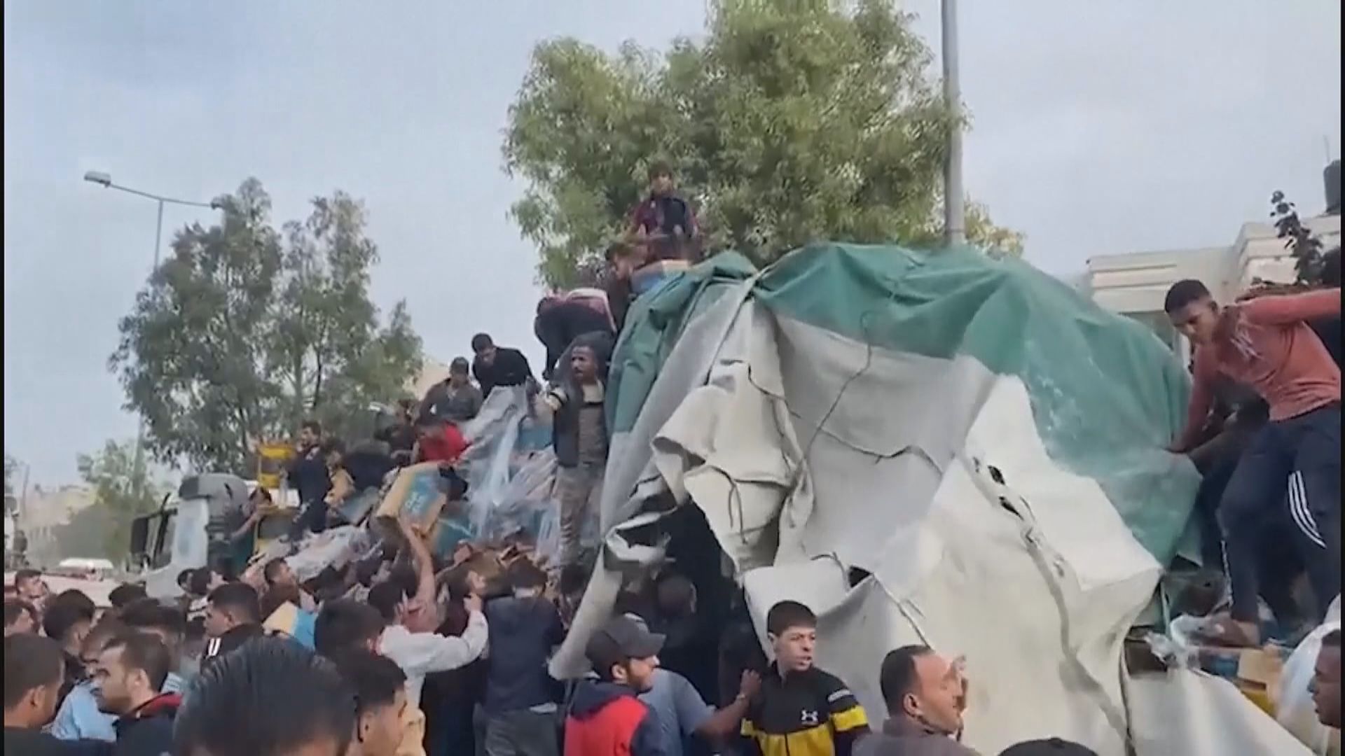 哈馬斯稱臨時停火生效以來 約340輛貨車運送物資入加沙