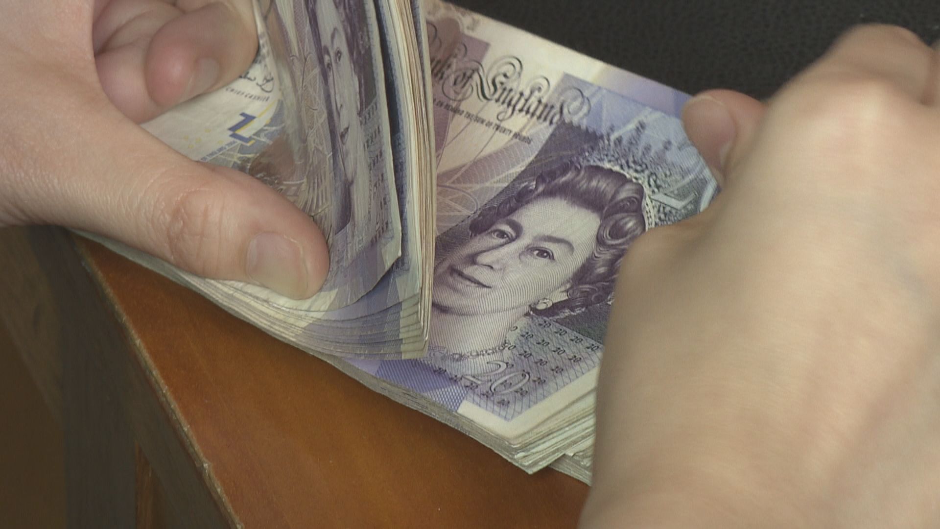 英鎊急升 英債債息下挫 投資者歡迎財政政策逆轉