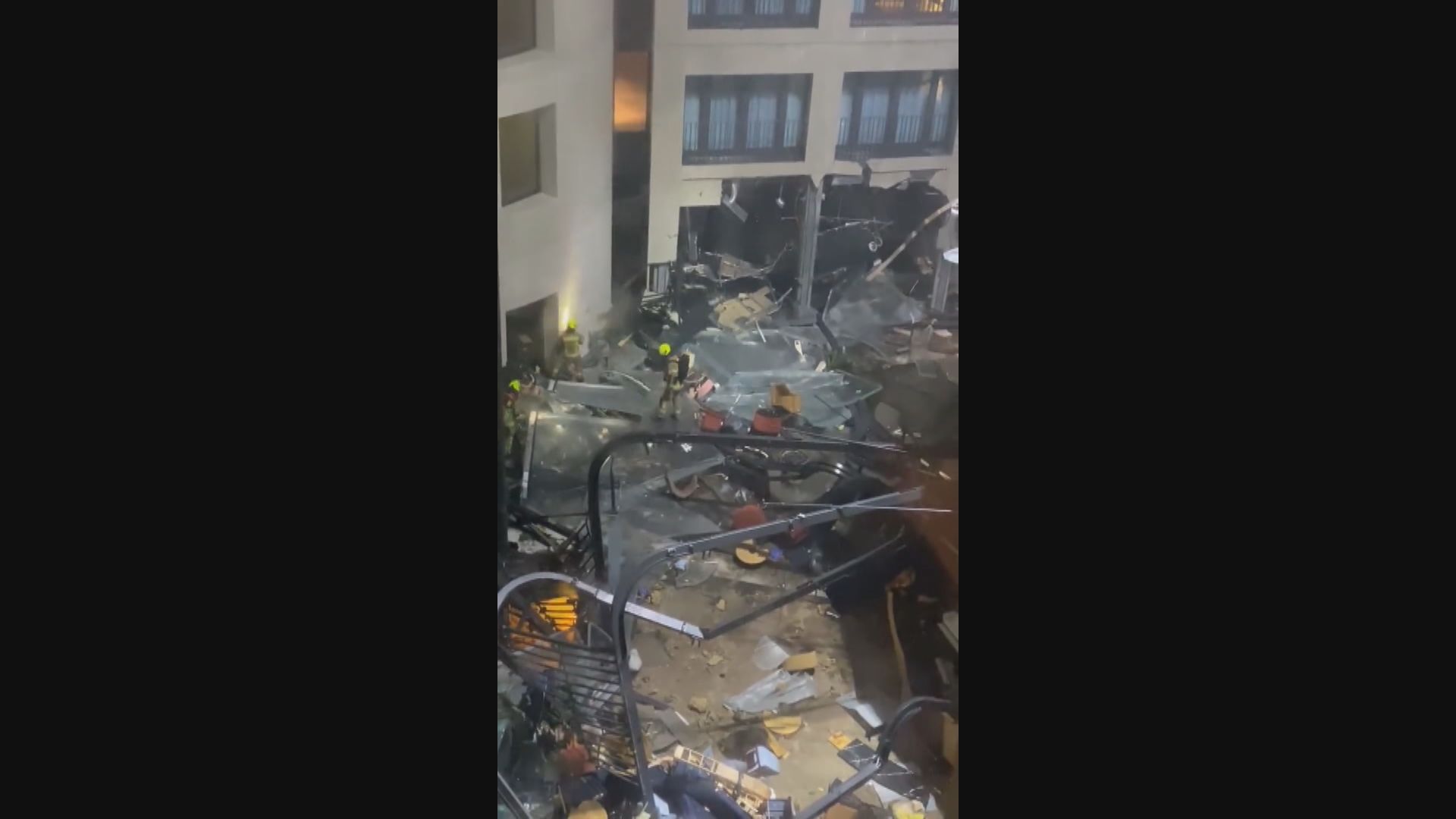 德國柏林14米高巨型水族缸突然爆玻璃