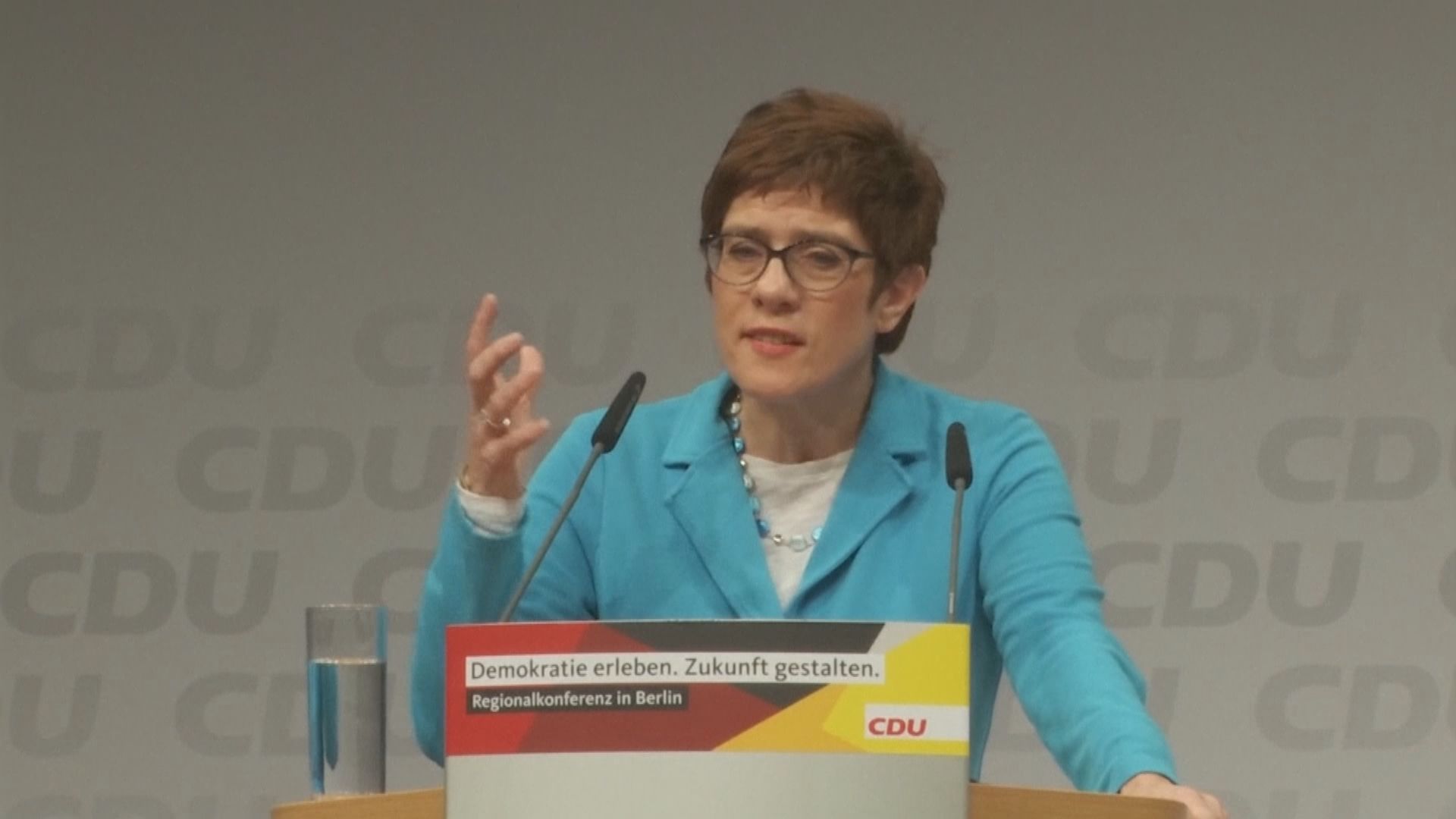 德國國防部長宣布不會角逐總理職位