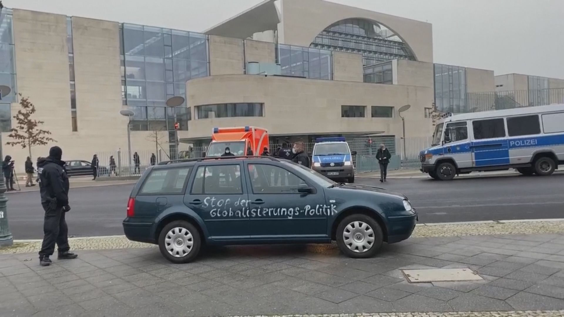 德國柏林有人駕車撞向總理府大閘