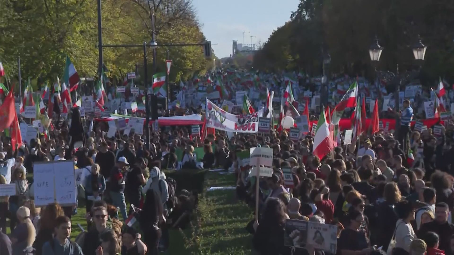 德國柏林有大規示威聲援伊朗女性