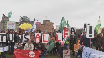 德國多個城市繼續有反極右翼政黨示威