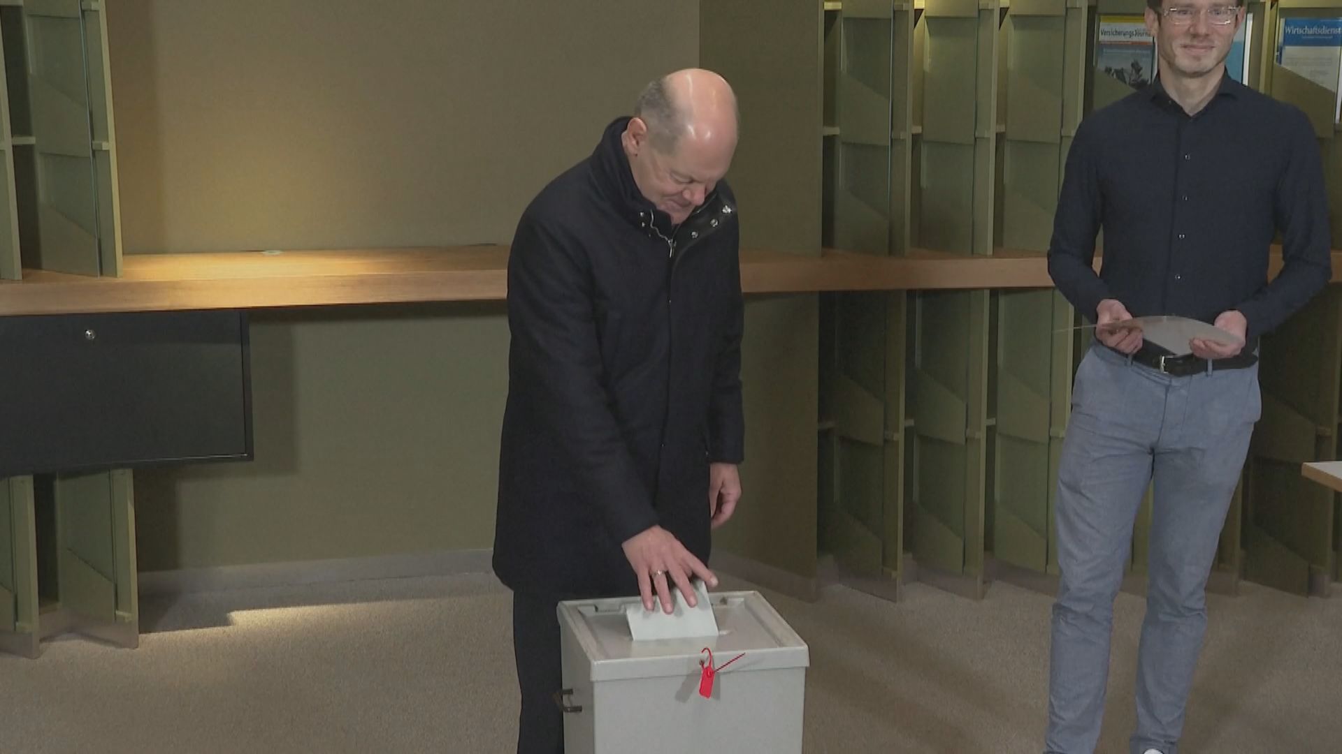 德國大選開始投票　總理朔爾茨抵票站投票