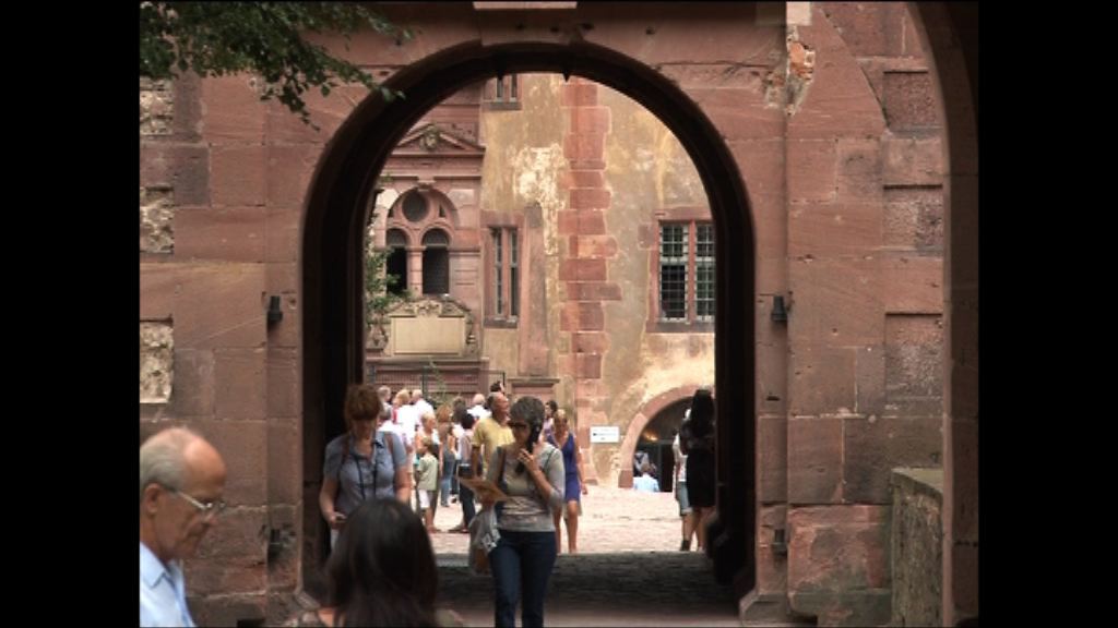 中國遊客被誤當難民送收容中心