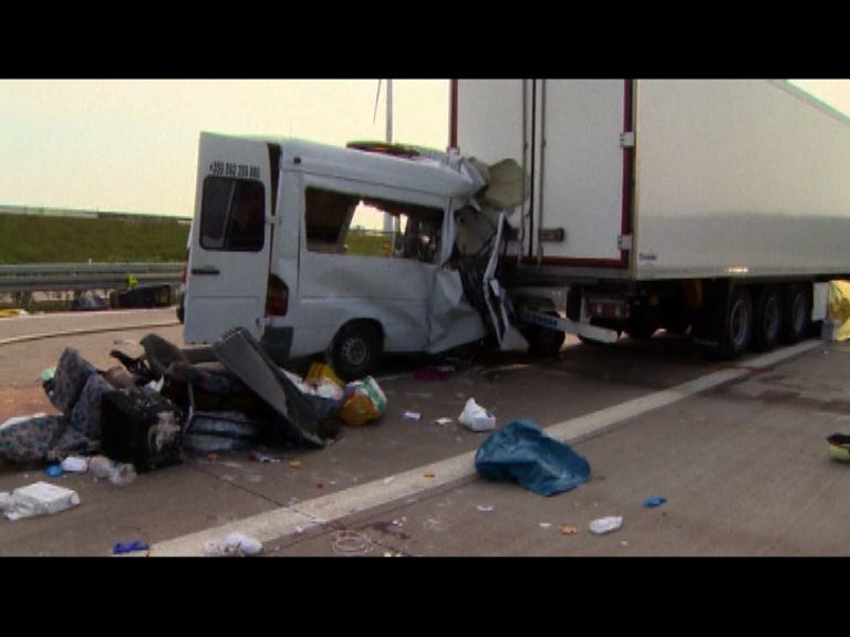 德國客貨車撞大貨車釀六死
