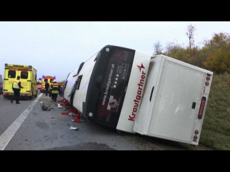 德國旅遊巴意外翻側一兒童喪生