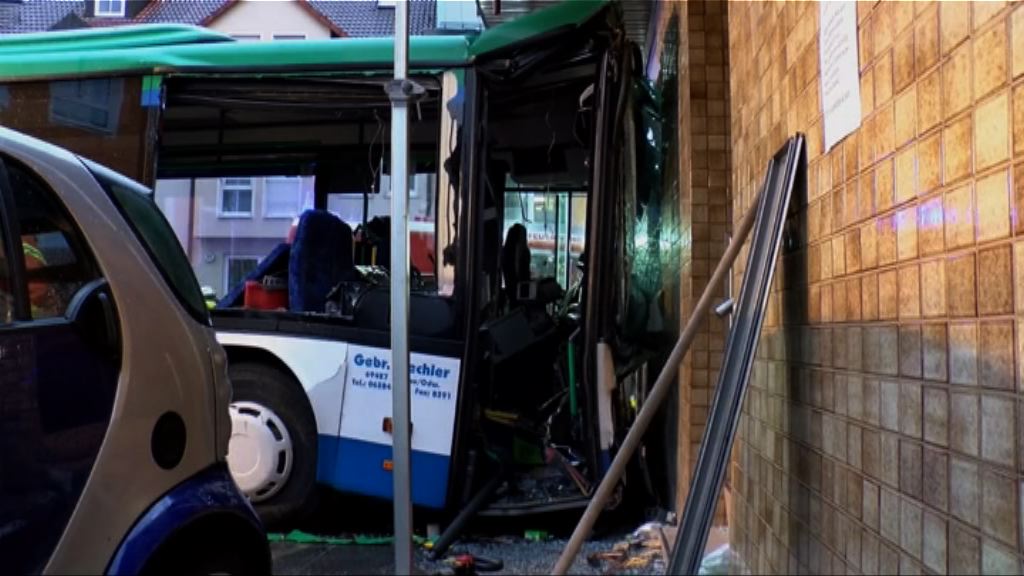 德國一架校巴撞向建築物逾四十傷