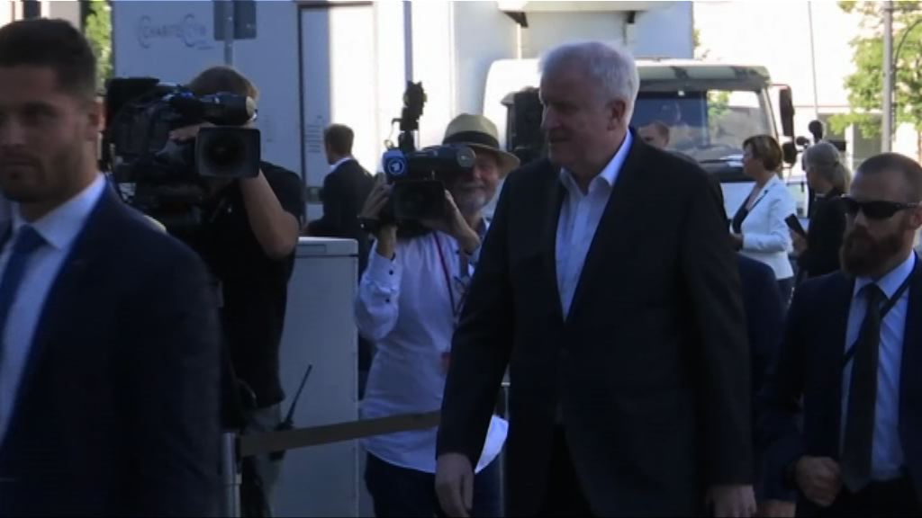 德國內政部長澤霍費爾宣布不辭職