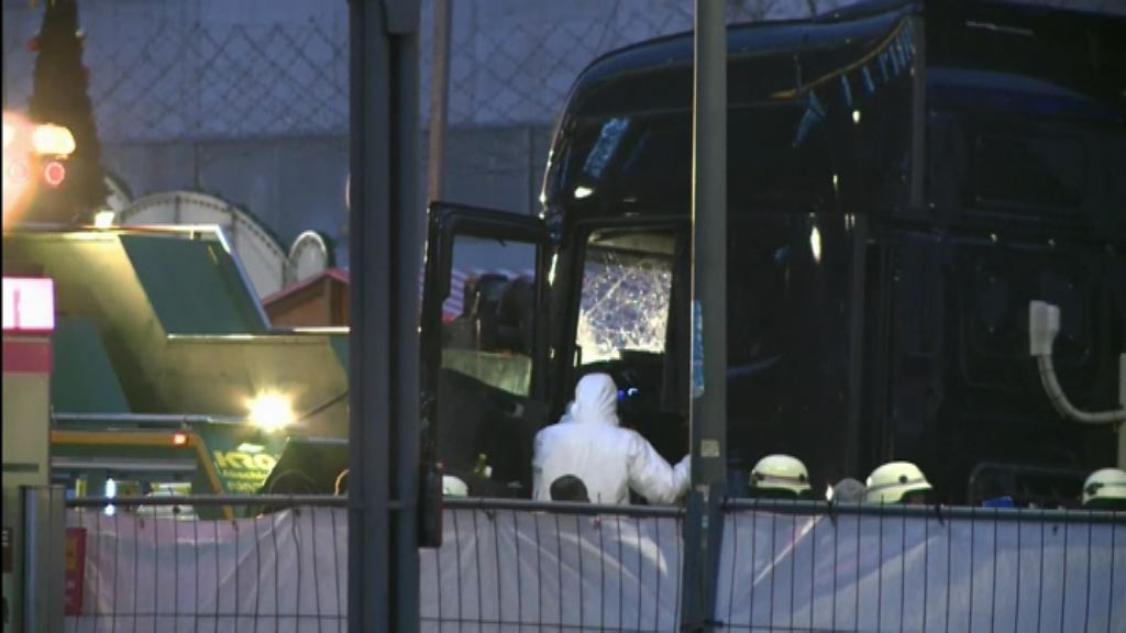 貨車撞聖誕市集　德警方拖走拖頭調查