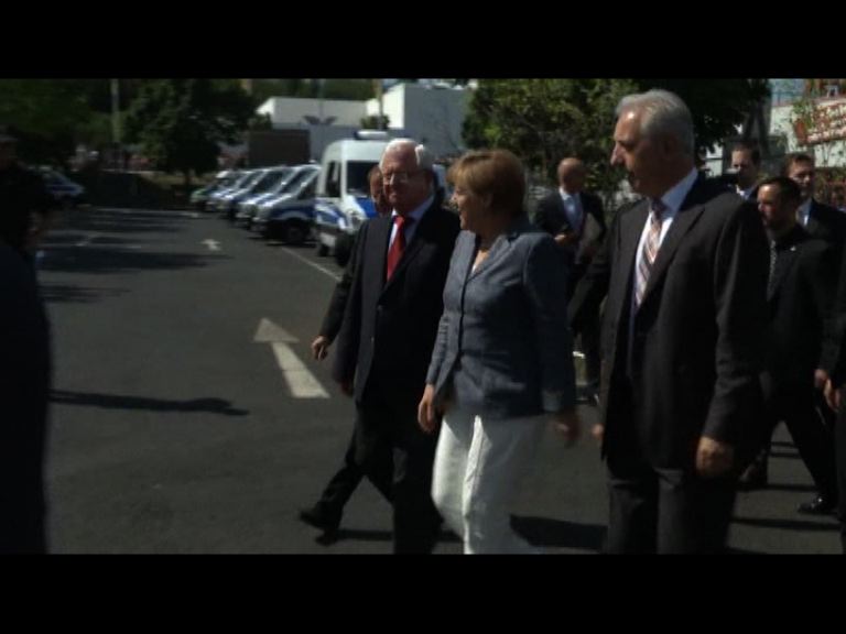 默克爾視察遭襲擊難民設施