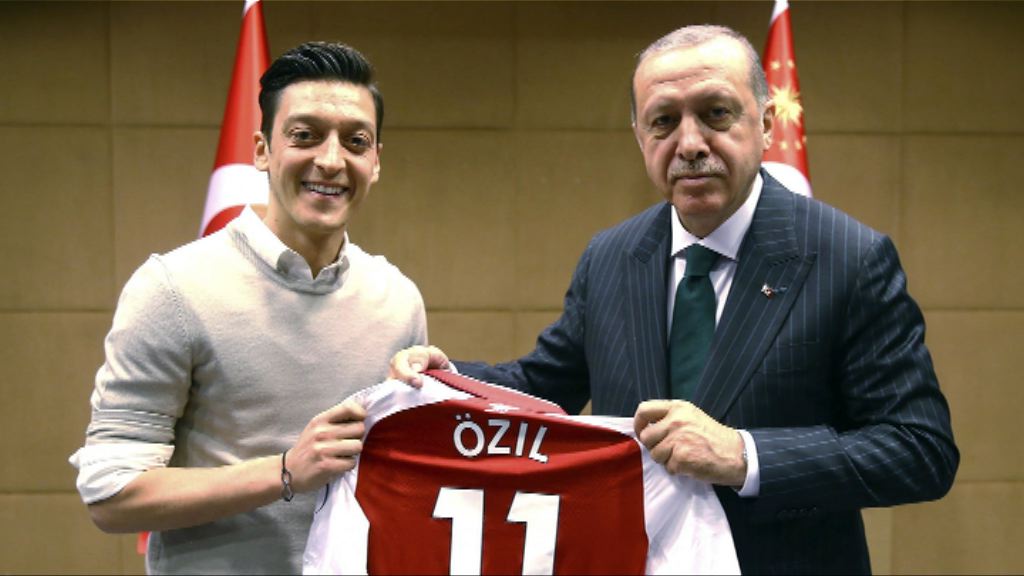 奧斯爾退出德國國家隊　默克爾試圖為事件降溫