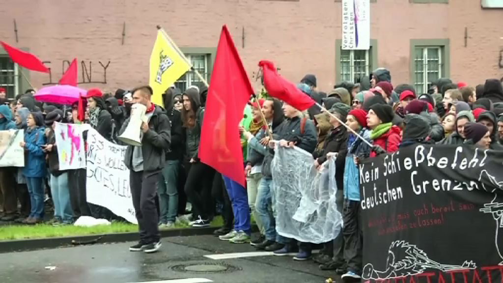 德右翼政黨開會遭左翼人士衝擊