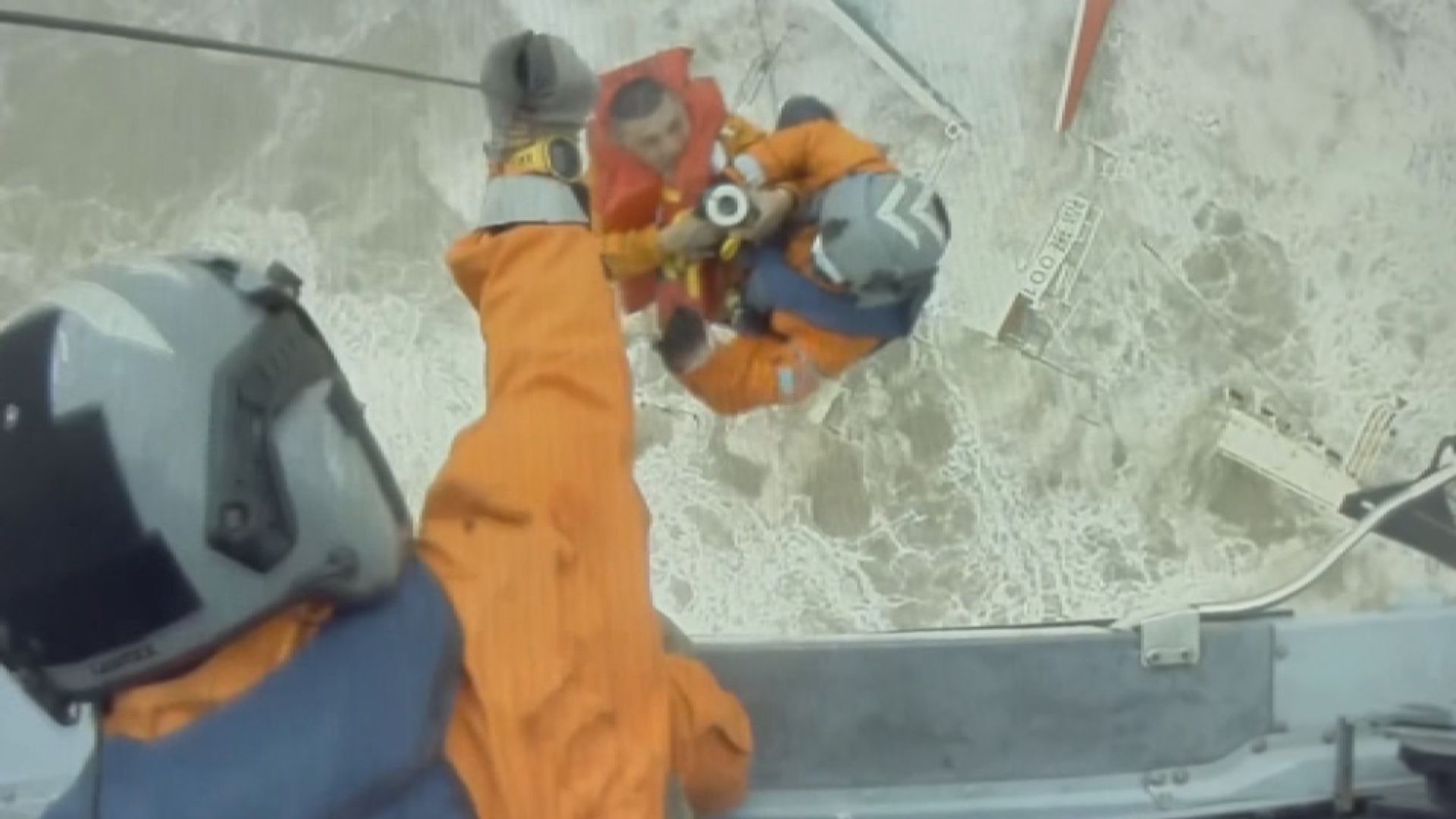 在本港西南海域出事的內地勘探船再多一名船員獲救