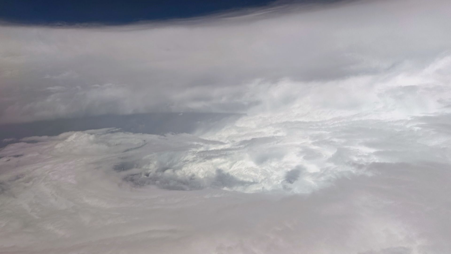 飛行服務隊颱風期間出動定翼機 投探空儀收集數據