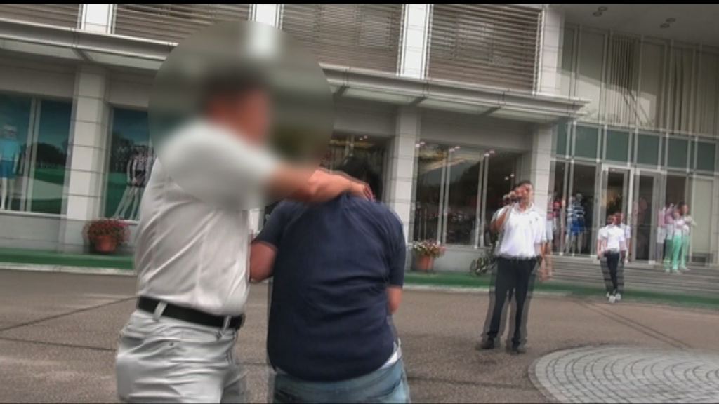 工黨成員到高球場示威遭叉頸　警拘一男子