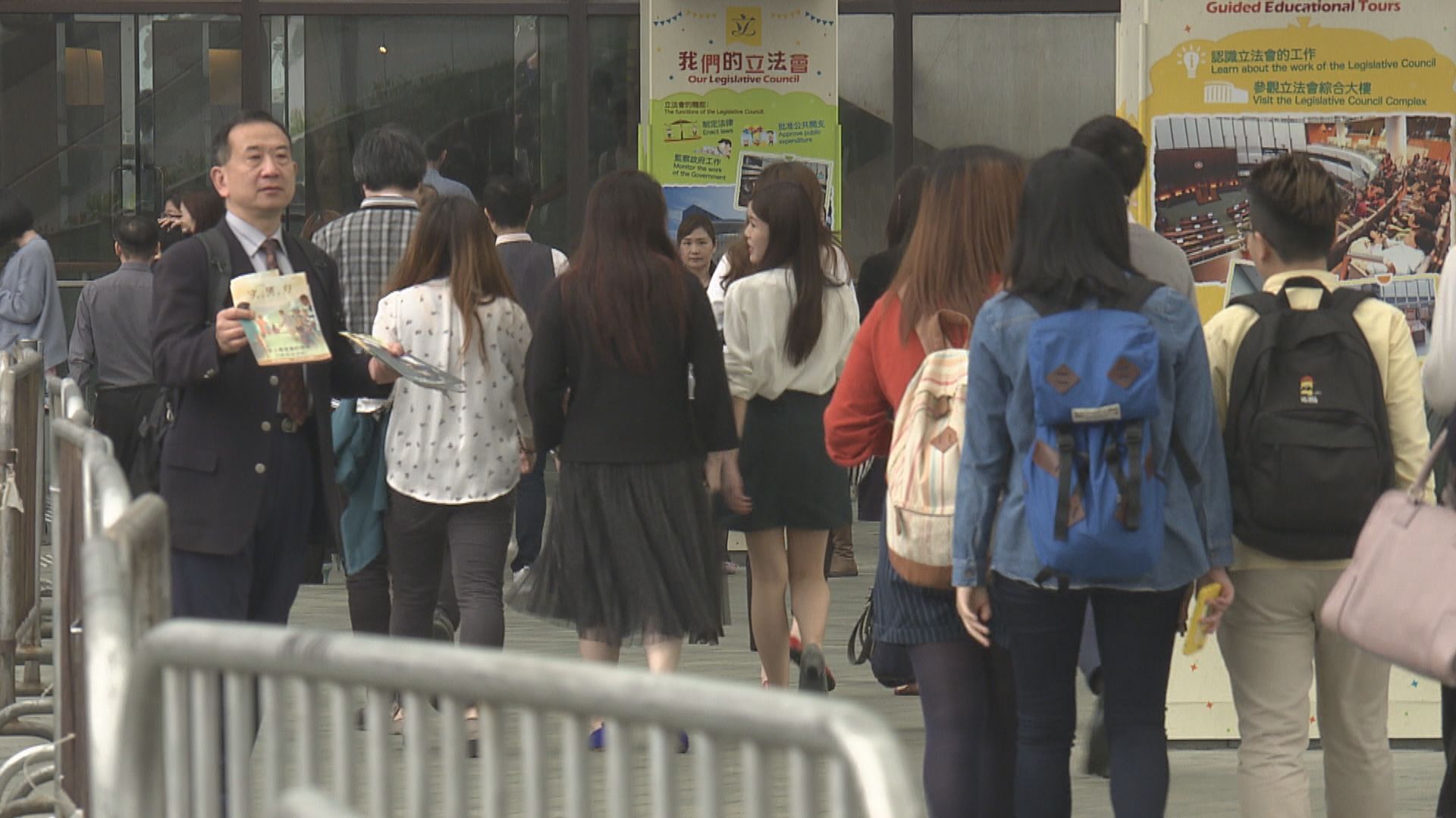 行會通過全體公務員今年凍薪