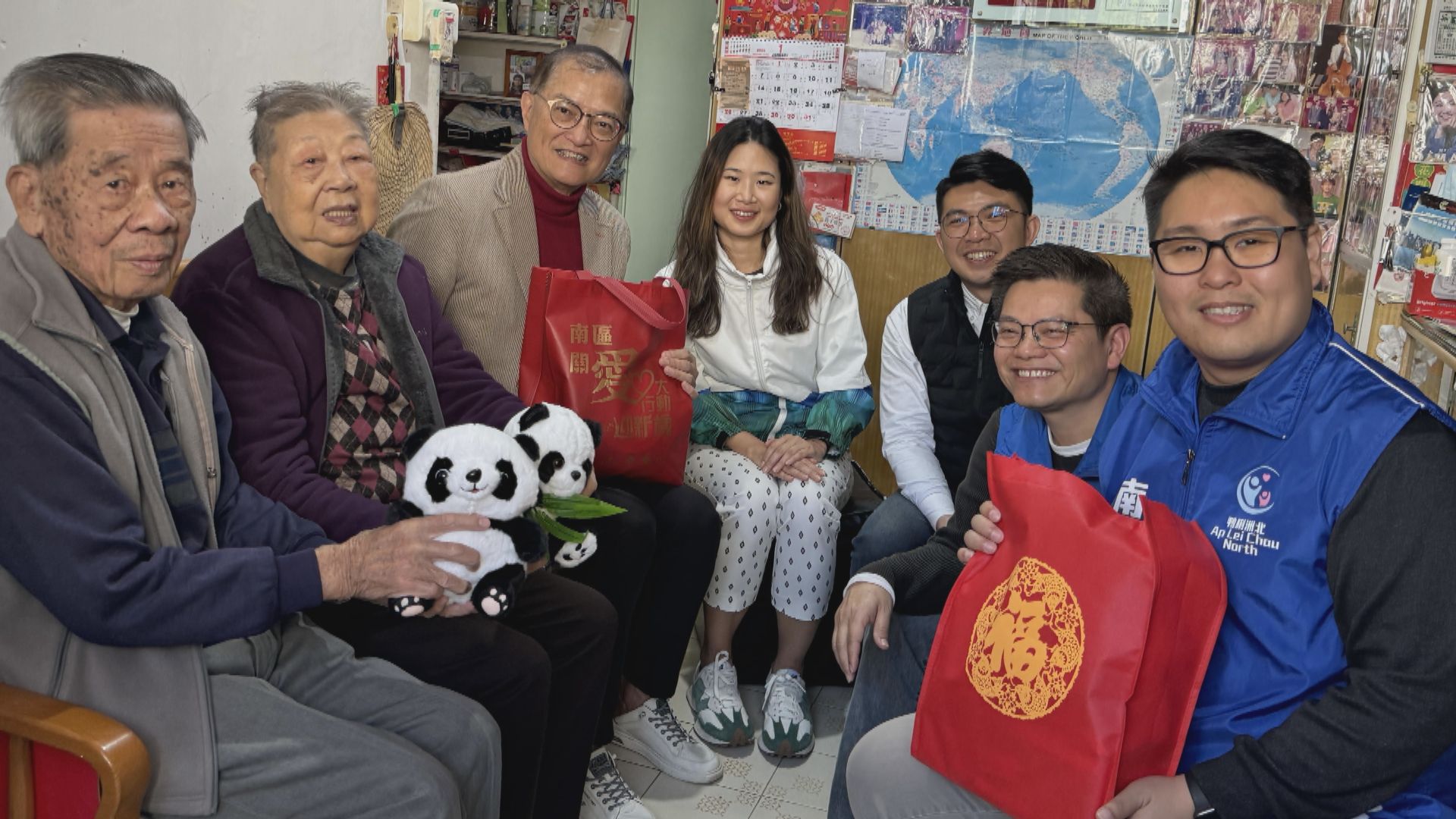 多名政府官員到多區家訪