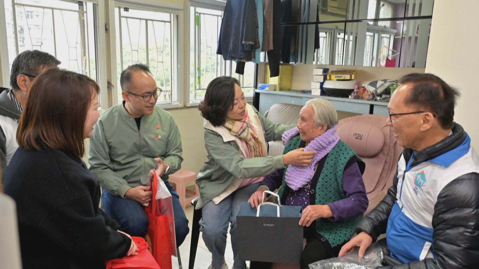 多名政府官員到全港各區家訪