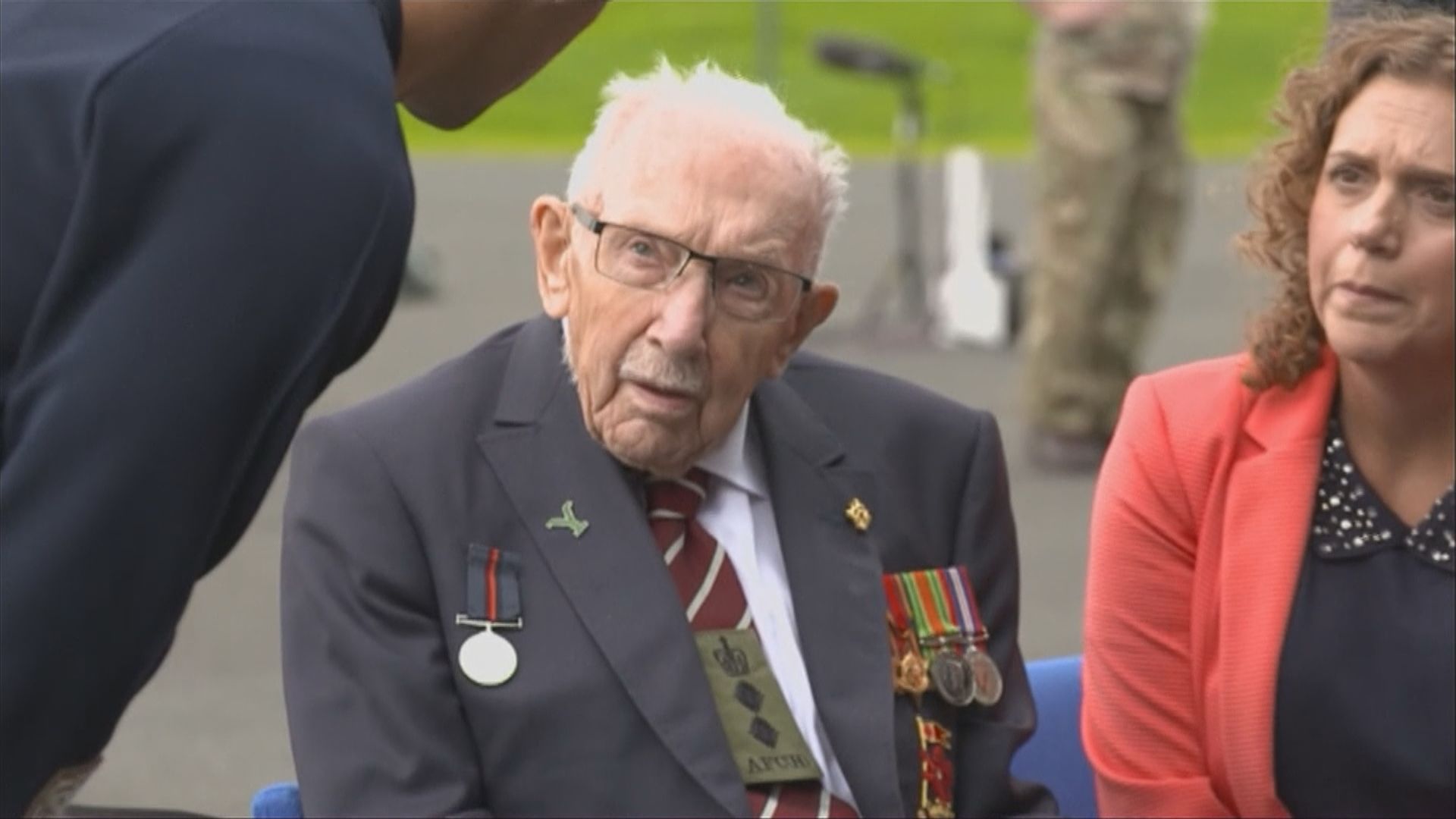 【環球薈報】英國籌款抗疫百歲老兵感染新冠病毒入院