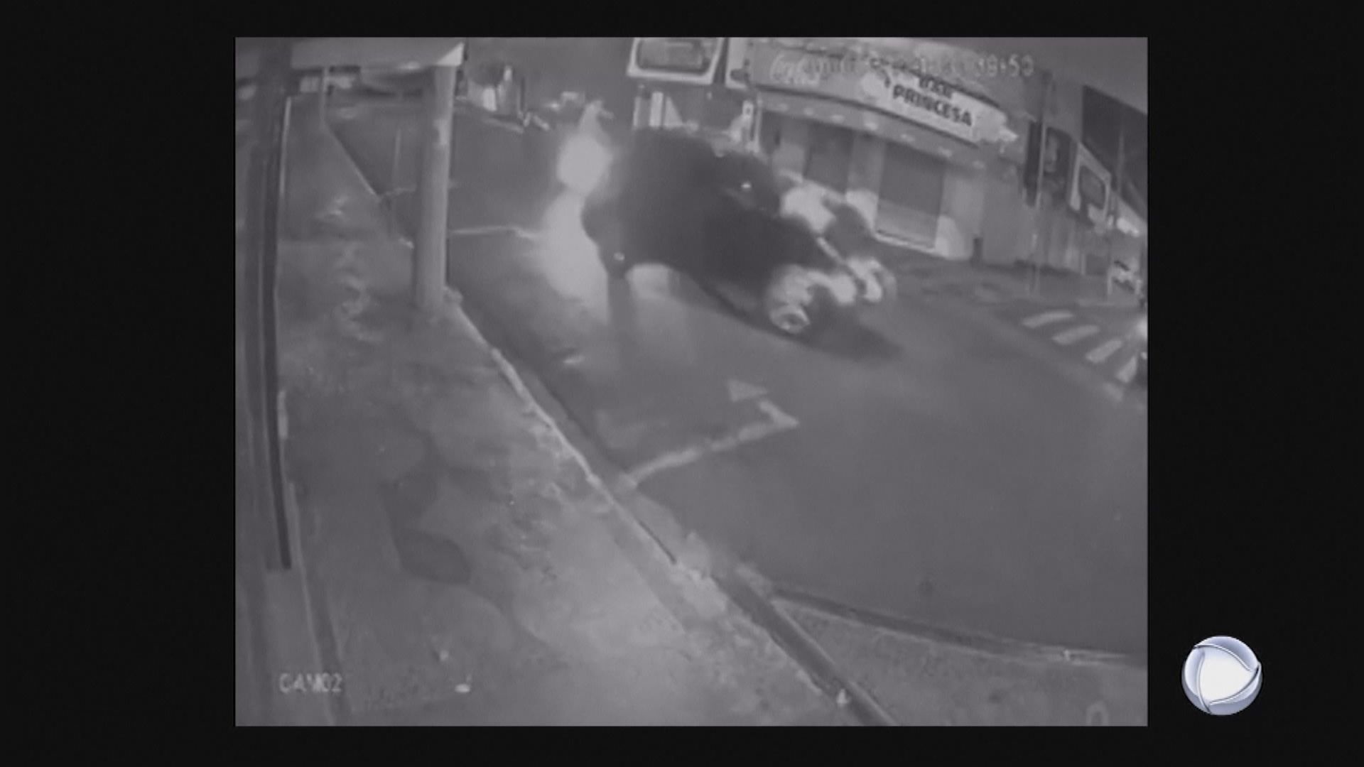 【環球薈報】巴西黑幫搶劫　汽車蓋綁人質做盾牌