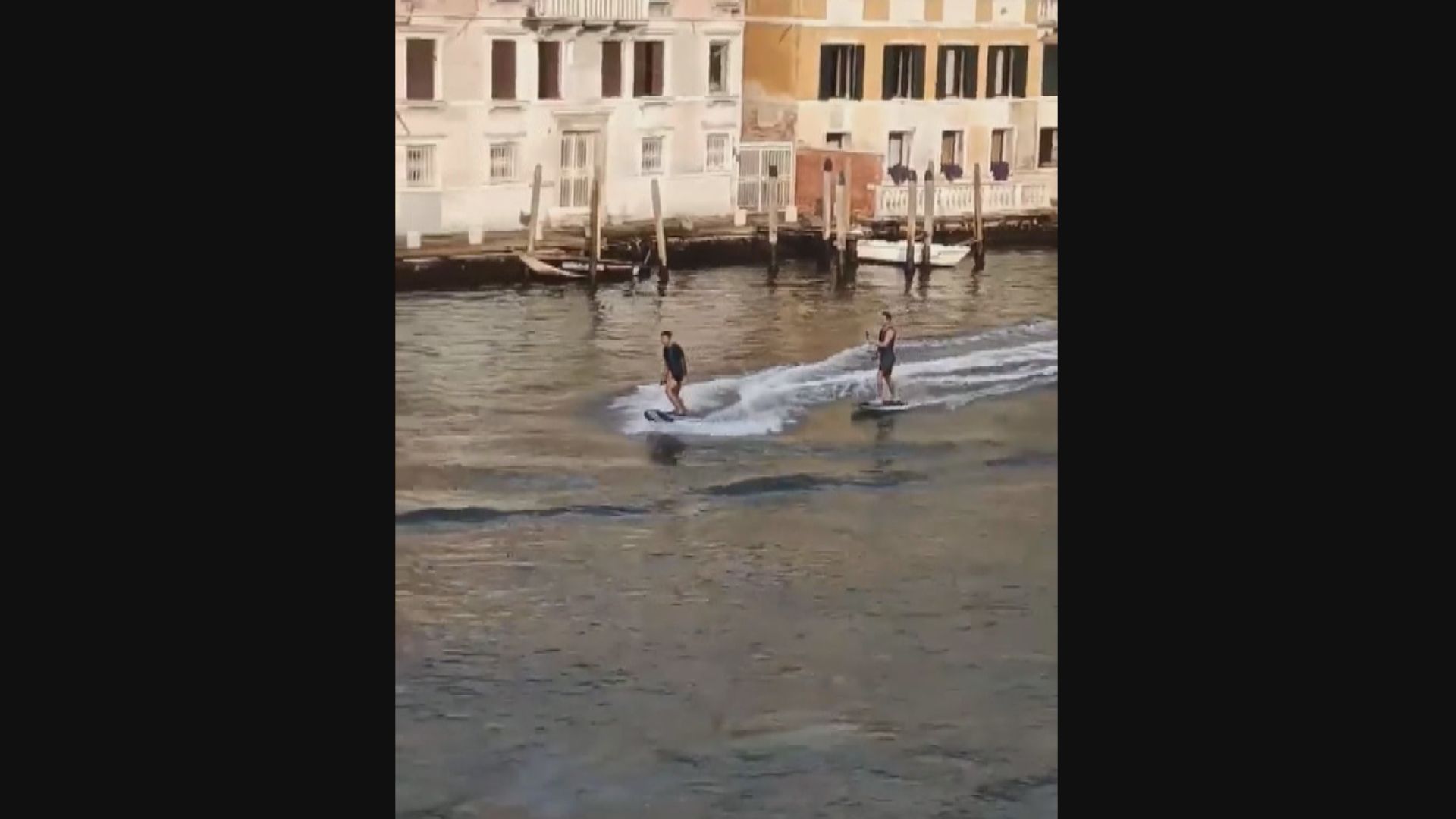 【環球薈報】兩名遊客在意大利威尼斯大運河滑水　最終被罰款和驅逐