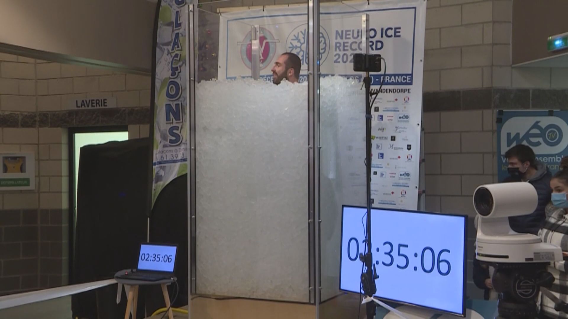 【環球薈報】法國「冰人」埋冰塊中逾兩個半小時打破紀錄