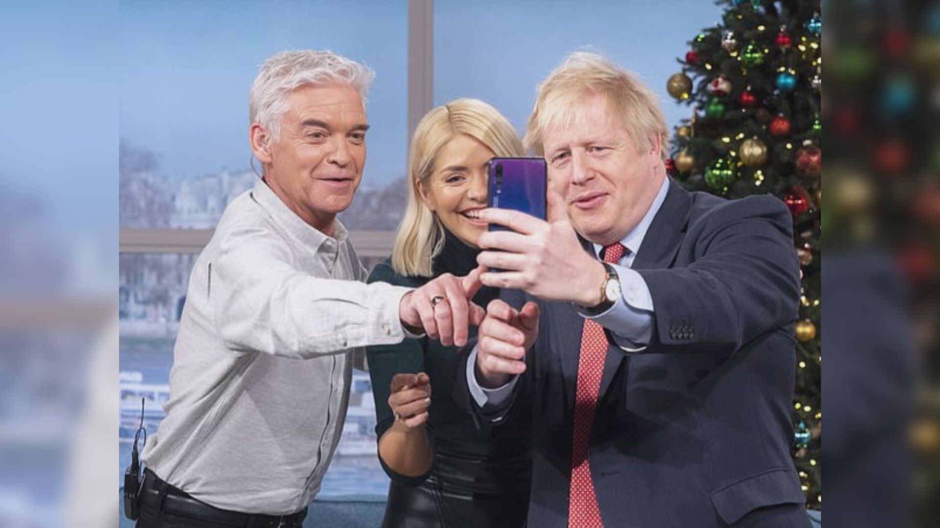 【環球薈報】約翰遜被發現用華為手機玩自拍