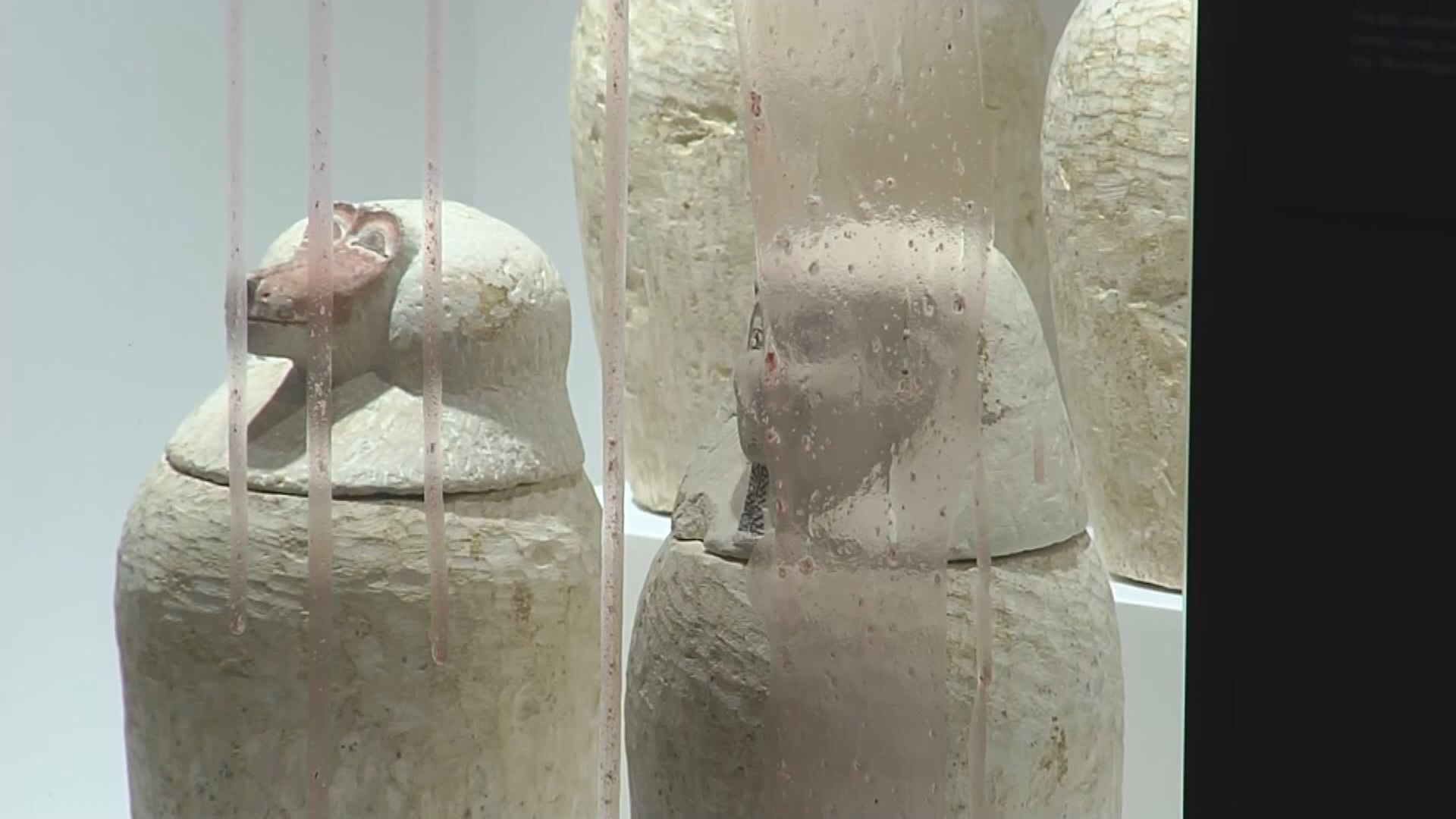 【環球薈報】西班牙環保人士於木乃伊展潑膏狀液體抗議