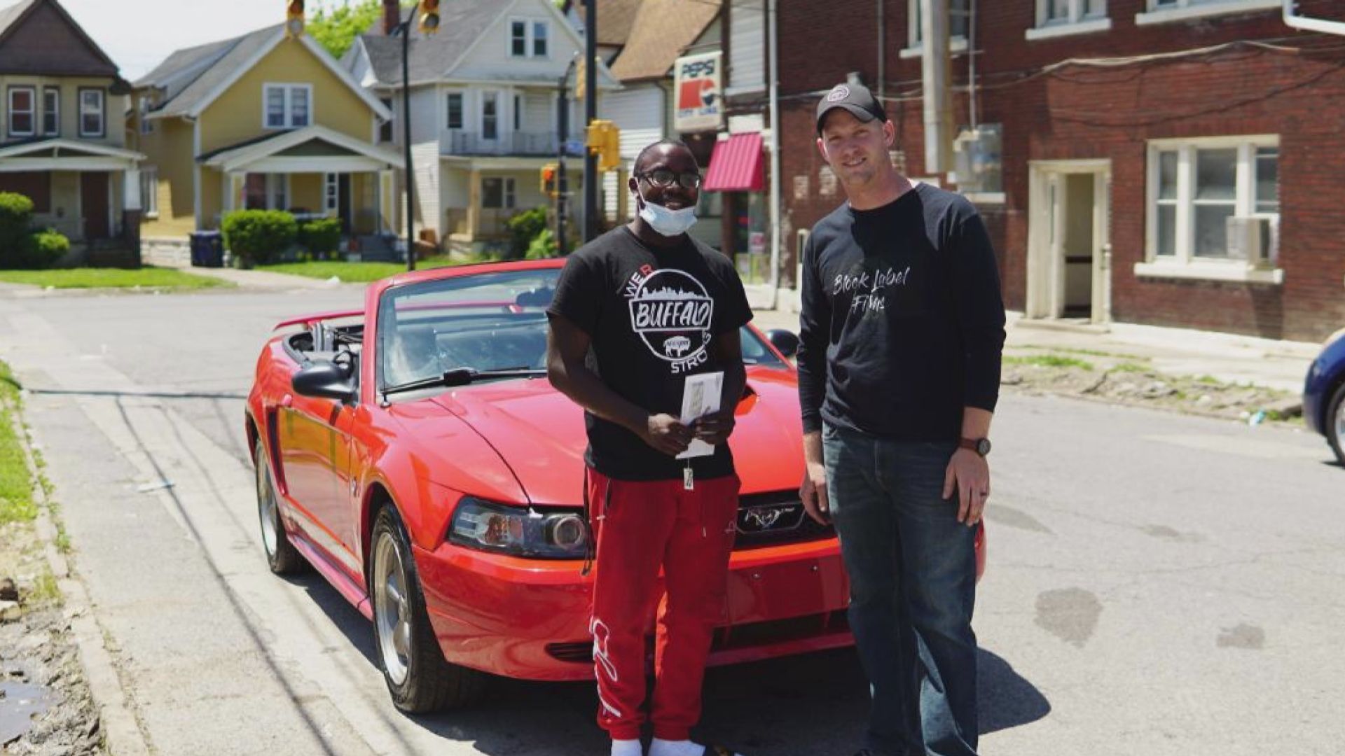 【環球薈報】美國非裔男生主動清潔示威後垃圾　獲贈跑車