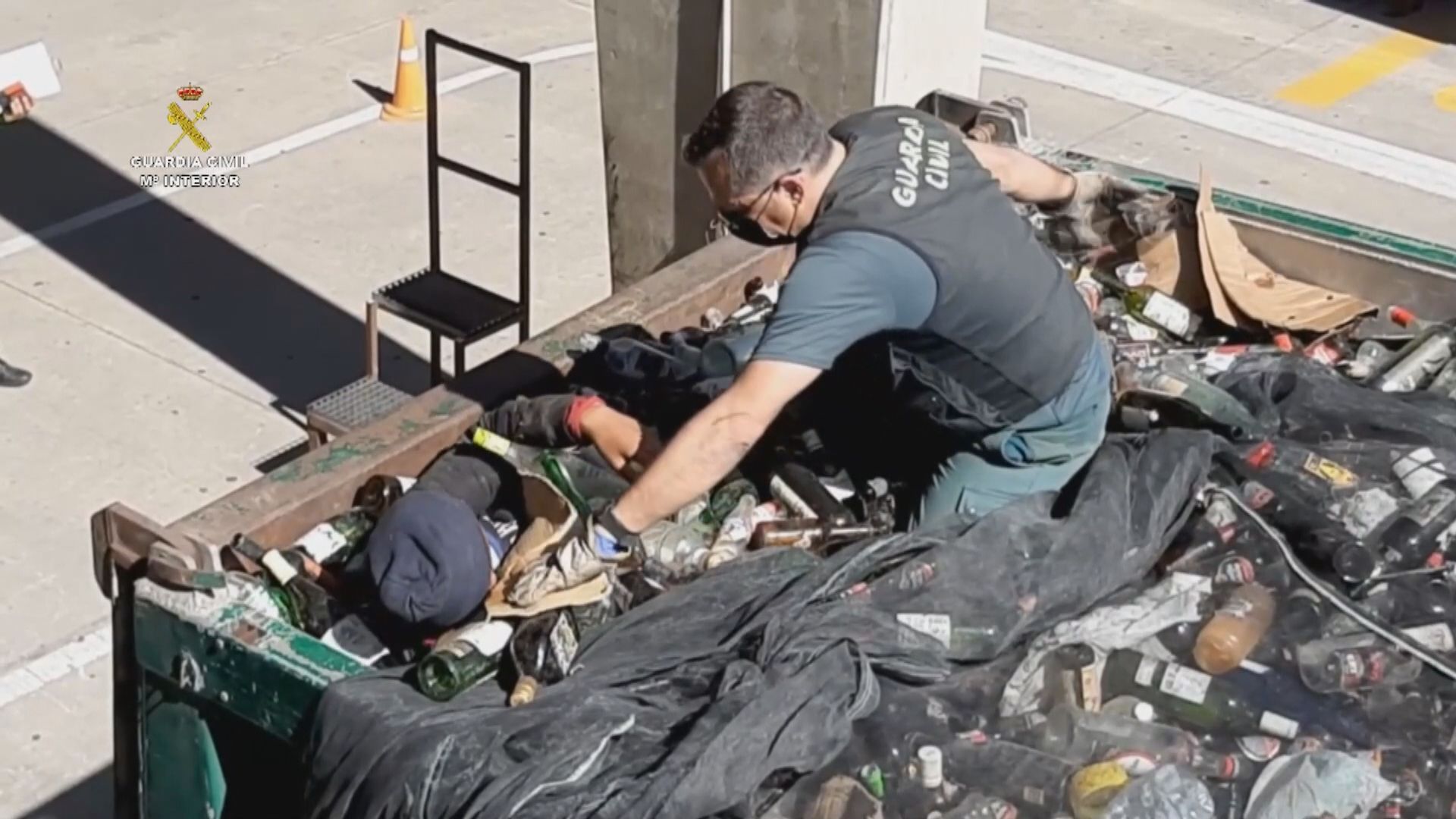 【環球薈報】偷渡客為前往歐洲藏身危險廢品貨櫃