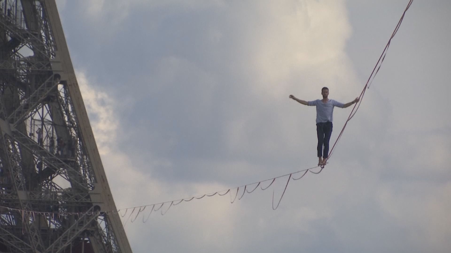 【環球薈報】法國走鋼線藝人走過70米高鋼線橫越塞納河